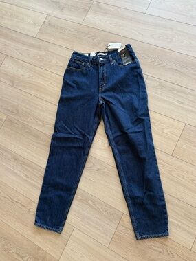 Levi’s 80’s mom Jeans in Dark Blue stonewashed
